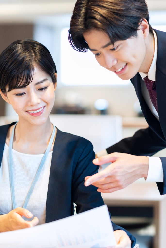 仕事をする社員の画像