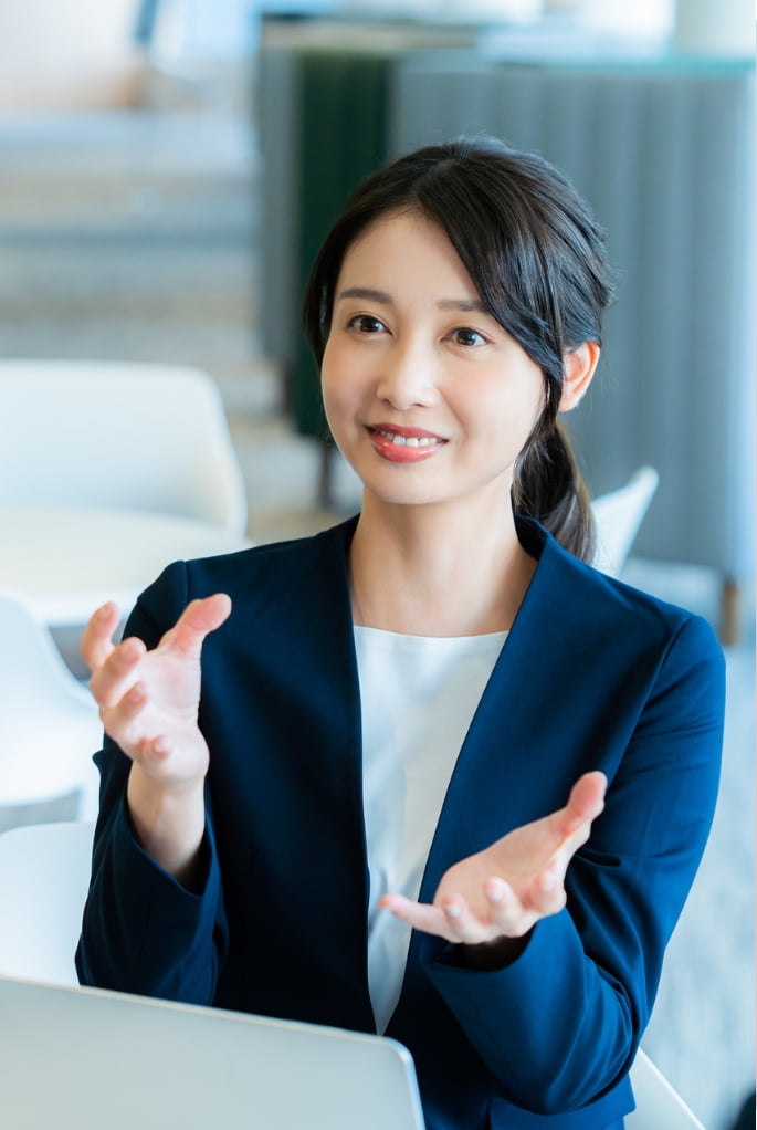 仕事をする社員の画像