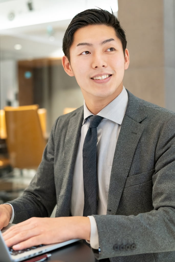 仕事をする社員の画像