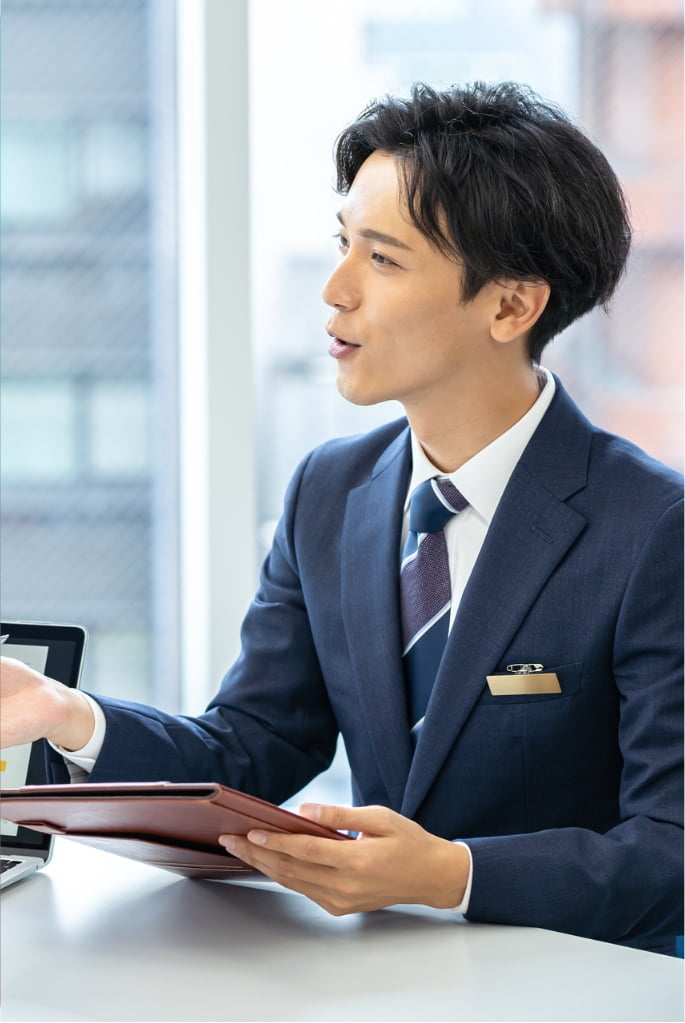 仕事をする社員の画像