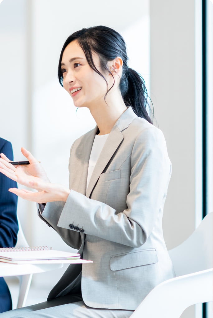 仕事をする社員の画像